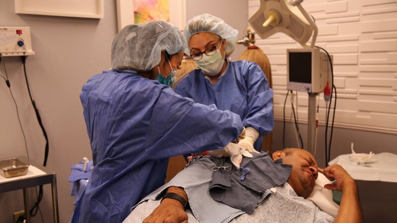 Dr. Lee performing surgery on Inoke. – Bild: Discovery Communications, LLC