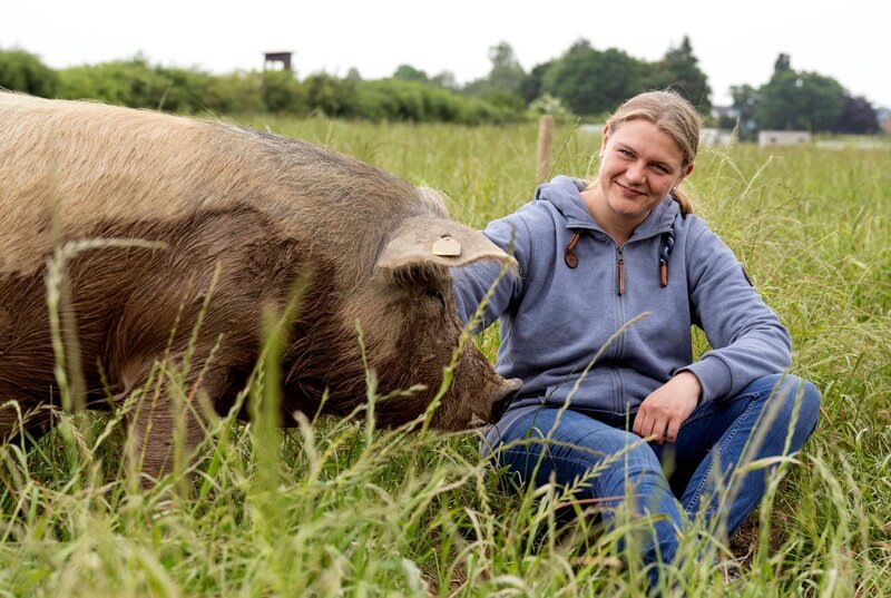Eva und Ihr Bruder haben einige Neuerungen eingeführt: Neben Rindern und Freilandhähnchen gibt es auch Freilandschweine – Bild: WDR/​Melanie Grande