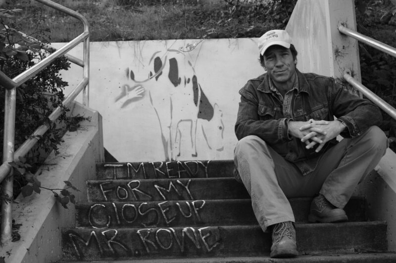 As Mike Rowe reflects on his 200-job strong resume, he encounters „Street Art“ inspired by Dirty Jobs and people who do them, indicating an „underground movement“ and appreciation is emerging. – Bild: Discovery Communications