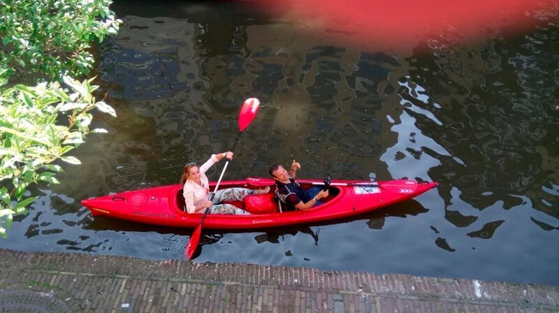 Tamina und Uwe in Utrecht im Kanu in der Oudegracht. – Bild: WDR/​Meworks GmbH/​Severin Scharf