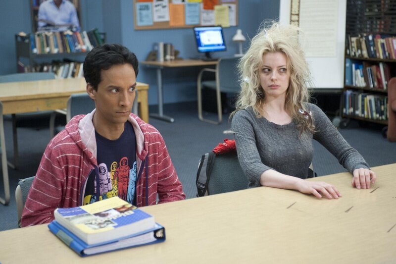 Abed Nadir (Danny Pudi, l.); Britta Perry (Gillian Jacobs, r.) – Bild: CPT Holdings, Inc. All Rights Reserved. Lizenzbild frei