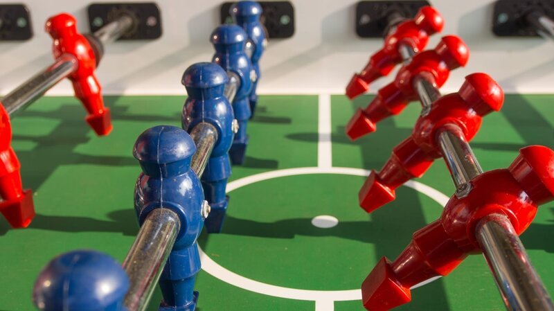 Table football game with red and blue players team – Bild: PRImageFactory /​ Getty Images/​iStockphoto /​ GettyImages-823497290_high /​ This content is subject to copyright.