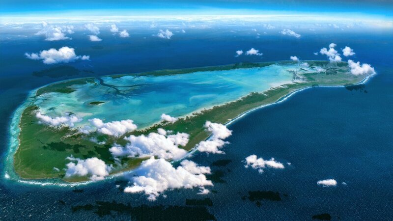 Vor 20 Millionen Jahren war Aldabra eine Insel mit einem Vulkan im Zentrum. Im Laufe der Zeit ist der Vulkan im Meer versunken und hat eine Lagune mit Korallenriff geformt. Der schwindende Inselrest ist heute die Heimat der Aldabra Riesenschildkröte. – Bild: ZDF und Moonraker /​ Silverback Films