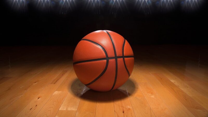 A basketball on a wood floor beneath bright arena lights – Bild: Dan Thornberg /​ EyeEm /​ Getty Images/​EyeEm /​ EyeEm /​ This content is subject to copyright.