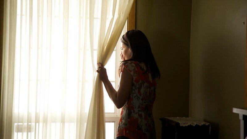 Eddie’s mom Celia looking out the window covering her mouth. – Bild: 283022000209 /​ Investigation Discovery /​ 34523_ep303_005 /​ Discovery Communications