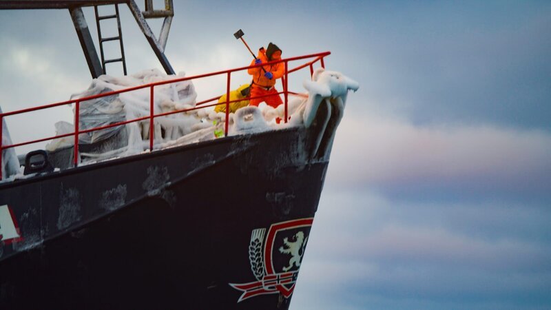 The Saga crew breaks ice on the bow. – Bild: Discovery Communications, LLC