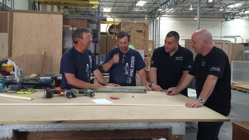 Rick and Vic talking to Brett and Wayde in the shop during the build process. – Bild: Animal Planet /​ Photobank 34130_ep501_006 /​ Discovery Communications