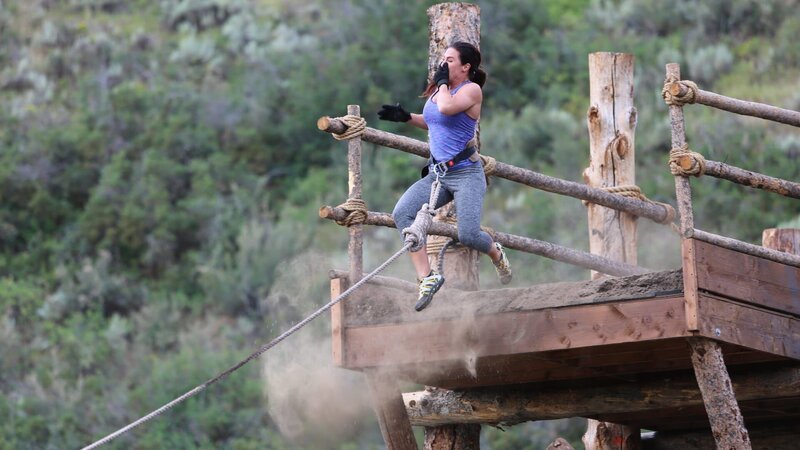 Hannah during rope challenge – Bild: Discovery Channel /​ Photobank 36875_ep106_006 /​ Discovery Communications, LLC