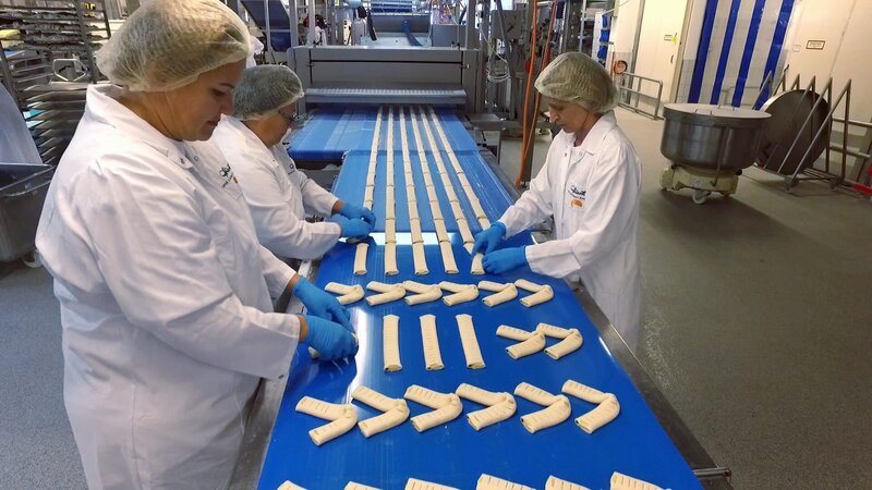 Tausende Teigrohline für Brote und Gebäck laufen in dieser Produktionsstätte täglich über das Fließband. Sämtliche Backwaren, die die Fabrik verlassen, müssen den gleichen Geschmack haben und von einheitlicher Qualität sein. – Bild: N24 Doku