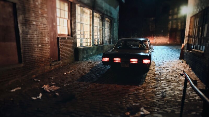 A car sits parked in a dark alley. – Bild: Discovery Communications /​ Discovery Channel