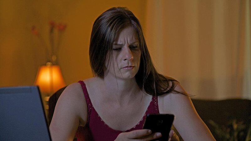 Michele’s friend looking concerned at her phone. – Bild: Investigation Discovery /​ Discovery Communications