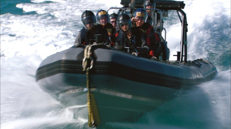 Die australische Fischereibehörde AFMA übt regelmäßig gemeinsam mit der Marine das Entern. Hier eine Übung in Darwin, mit dabei John Davis (Hand am Helm) – Bild: WDR/​Längengrad Filmproduktion