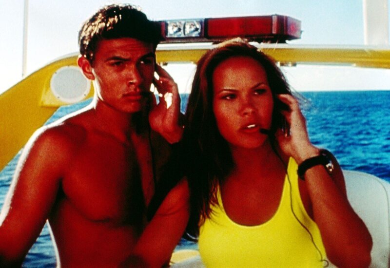 Entsetzt hören Jason (Jason Momoa, l.) und Kekoa (Stacy Kamano, r.), dass Allies Freund Nick zu schnell von dem verunglückten U-Boot aufgetaucht ist … – Bild: Universal TV