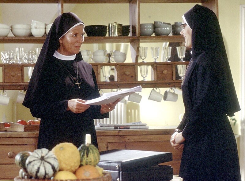 Schwester Hildegard (Andrea Sihler, r.) hat heimlich einen Roman ü?ber ihr Leben als Nonne geschrieben. Sie zeigt Lotte (Jutta Speidel, l.) die Druckfahne. – Bild: ORF 2