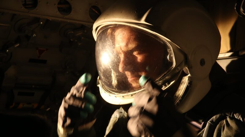 Astronaut in suit. – Bild: Science Channel /​ Discovery Communications