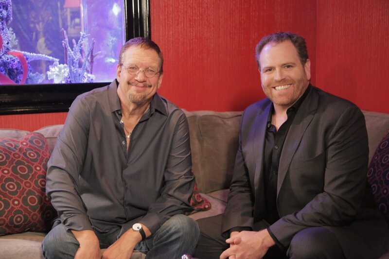 Josh Gates interviews magician, Penn Jillette, on Atheism. – Bild: Discovery Communications – For Show Promotion Only