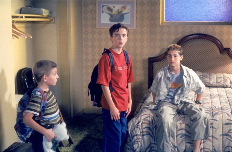 Dewey (Erik Per Sullivan, l.), Malcolm (Frankie Muniz, M.) und Reese (Justin Berfield, r.) begutachten ihr Hotelzimmer … – Bild: ViacomCBS