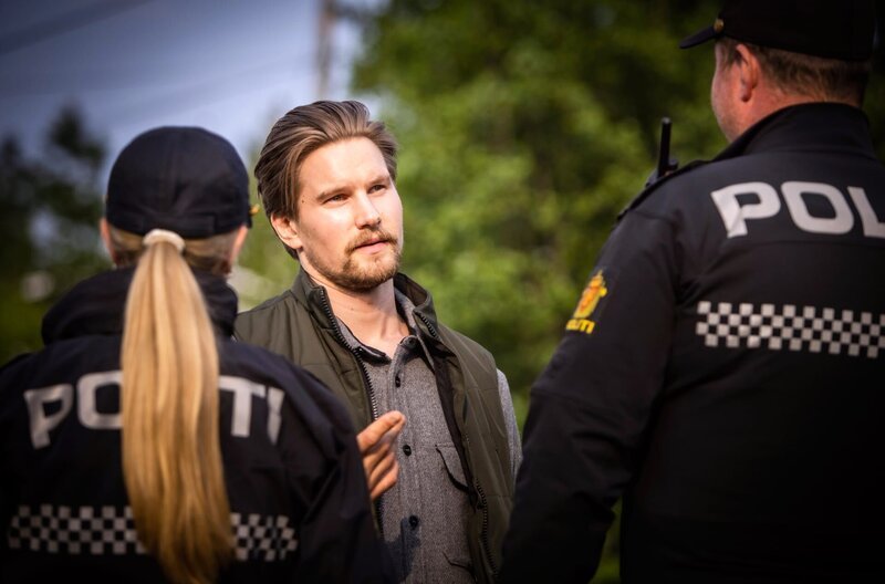 Tommy (Mads Sjørgård Pettersen) sorgt sich um seine Partnerin. – Bild: ARD Degeto/​Wisting Sesong 2 (Cinenord)/​NENT/​Ihne Pederesen
