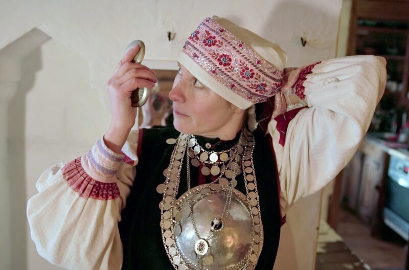 Helen Kulvik präsentiert sich in traditionellen Kleidern. – Bild: ZED /​ Helen Kulvik präsentiert sich in traditionellen Kleidern.