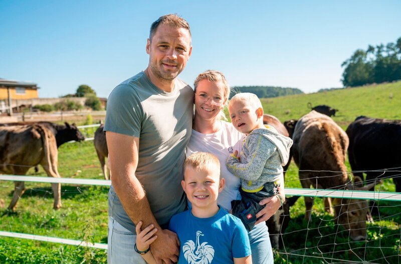 Mit der Zucht der edlen Wagyu-Rinder will die Familie Weiß ihren Hof bald wieder im Vollerwerb führen. – Bild: BR/​isarflimmern fernsehproduktion GmbH/​Adriane Lochner