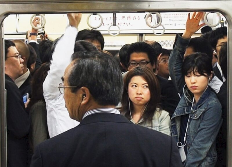 Pendler-Alltag in Tokyo – Frauen zur Rush Hour im Gedränge in einem normalen S-Bahn-Wagen. – Bild: ZDF und SF.