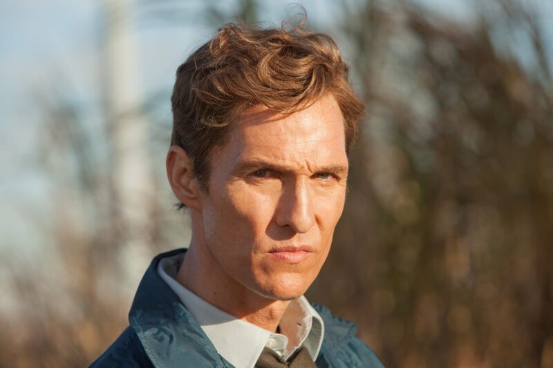 Cohle sketches his observations with Marty watching./​Photo: Jim Bridges/​HBO – Bild: Â© 2013 Home Box Office, Inc. All rights reserved. HBO Â® and all related programs are the property of Home Box Office, Inc.
