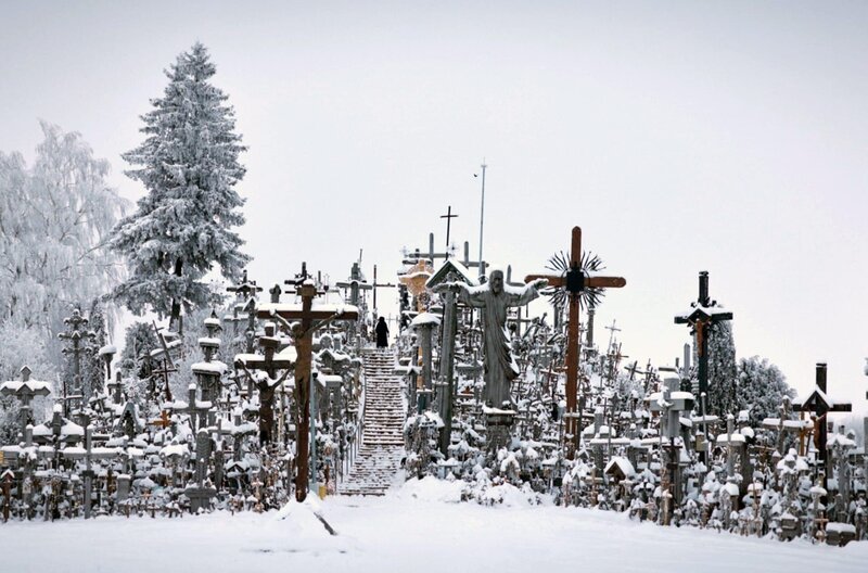 Dieser heilige Hügel entstand in Litauen, um ein christliches Zeichen gegen den antireligiösen Sowjetismus zu setzen. – Bild: ZED /​ Dieser heilige Hügel entstand in Litauen, um ein christliches Zeichen gegen den antireligiösen Sowjetismus zu setzen.