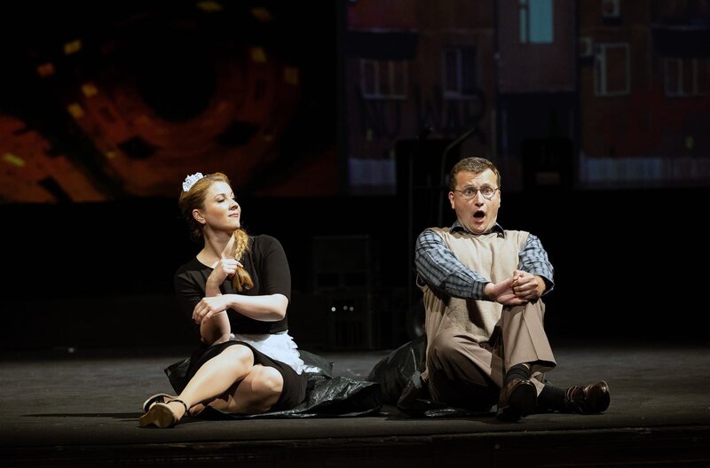 Bedřich Smetana: Die verkaufte Braut – Bild: Zdenek Sokol/​ND /​ Die international erfolgreiche tschechische Sopranistin Katerina Knezikova übernimmt die Partie der Marenka, die Rolle des Jenik wird vom Tenor Richard Samek gesungen.