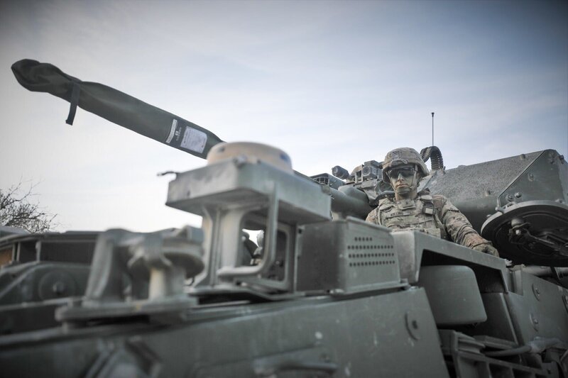 Der Stryker ist ein achträdriger Radschützenpanzer der U.S. Army, der Platz für acht Menschen bietet und über 100 km/​h schnell fahren kann.; Die Doku zeigt, wie flexibel die Panzer sind und welche technischen Raffinessen das Gefährt ausmachen. – Bild: ntv