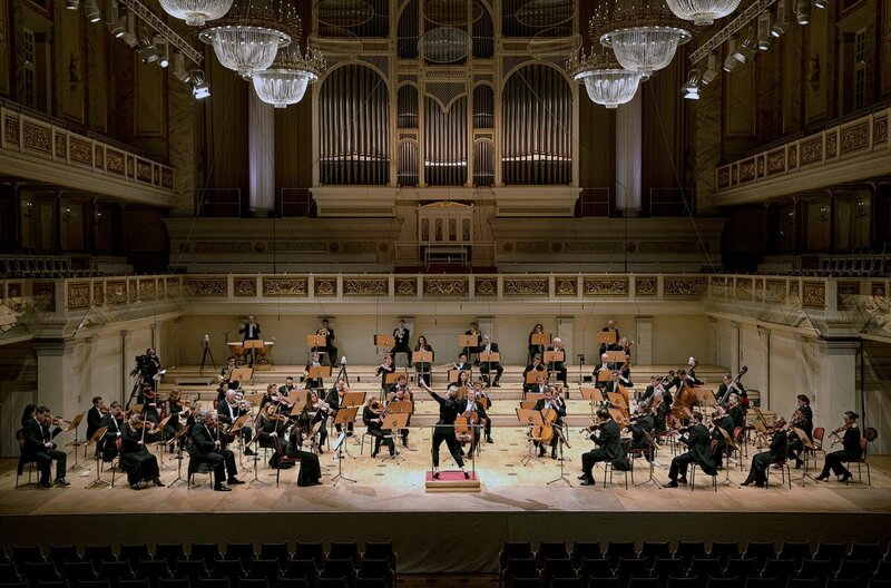 Joana Mallwitz dirigiert Mozart und Tschaikowsky – Bild: 2020 Martin Walz /​ Unter der Leitung der Dirigentin Joana Mallwitz spielt das Konzerthausorchester Berlin Tschaikowskys 6. Symphonie, die „“Pathétique“, sowie Mozarts Ouvertüre zur „“Zauberflöte“.