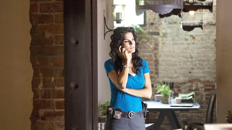 Bekommt Jane Rizzoli (Angie Harmon) am Telefon einen entscheidenen Hinweis, um den mordfall zu lösen? – Bild: TVNOW /​ Warner Bros.