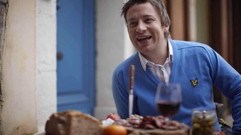 Die Serie mit Jamie Oliver ist ein einziges Abenteuer. In jeder Folge erforscht der Kult-Koch die Küche eines anderen Landes und macht dabei aufregende Entdeckungen. Zunächst lernt er in Marrakesch eine völlig andere Esskultur kennen. In Griechenland fischt er das erste Mal in seinem Leben mit einem Speer. In Andalusien kocht er die größte Paella der Welt und in Frankreich freundet er sich mit einem Trüffelschwein an. Auf seinen Reisen lernt Jamie Oliver zudem eine Reihe anderer Köche kennen, die unter and – Bild: MG RTL D