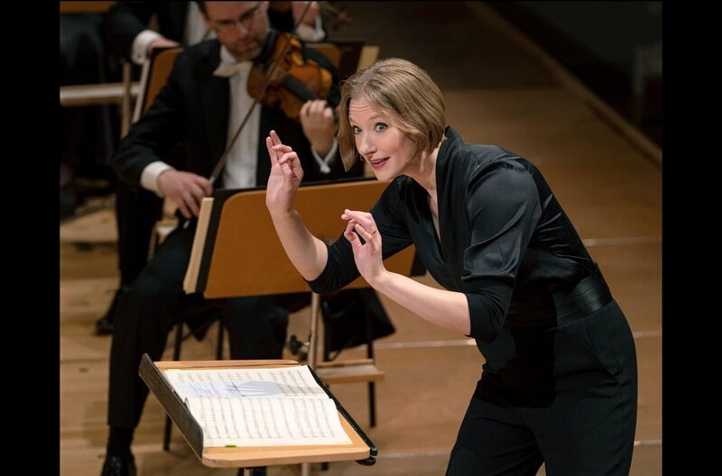 Es wird eine spannende musikalische Reise: Die junge Dirigentin Joana Mallwitz, die am Beginn einer Weltkarriere steht, interpretiert Peter Tschaikowskys persönlichstes Werk, seine bewegende 6. Symphonie, die „Pathétique“. – Bild: 2020 Martin Walz /​ Es wird eine spannende musikalische Reise: Die junge Dirigentin Joana Mallwitz, die am Beginn einer Weltkarriere steht, interpretiert Peter Tschaikowskys persönlichstes Werk, seine bewegende 6. Symphonie, die  …