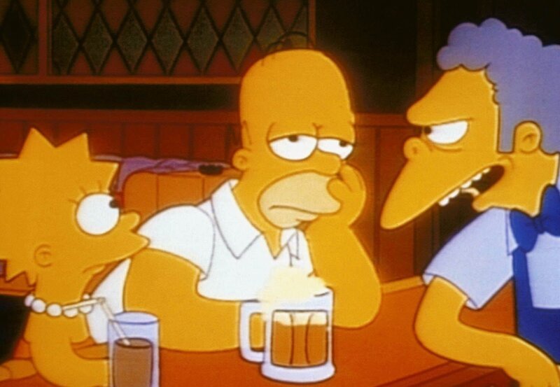 Gastwirt Moe (re.) kann nicht verstehen, weshalb Homer (Mi.) so früh vor der Sperrstunde schon durchhängt. Lisa erklärt es ihm … – Bild: PR7; ProSieben Media AG
