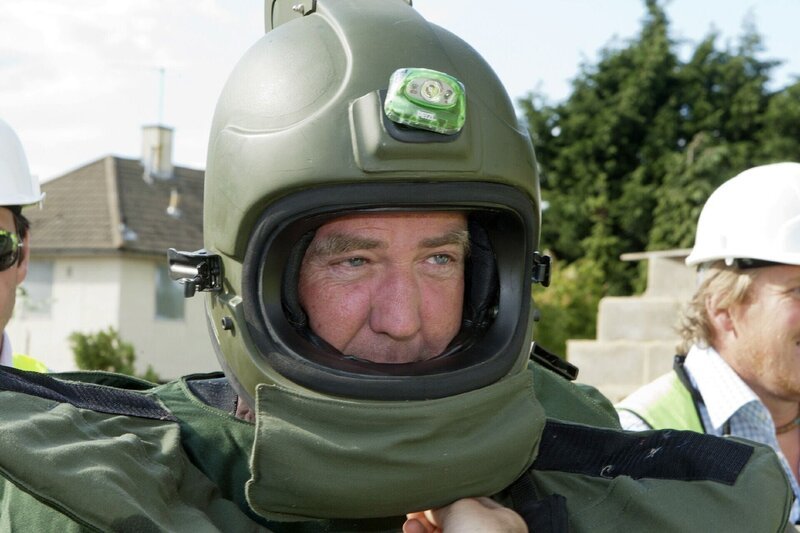 Jeremy Clarkson trägt einen Schutzanzug, um sich vor der Explosion zu schützen. – Bild: RTL /​ BBC Worldwide