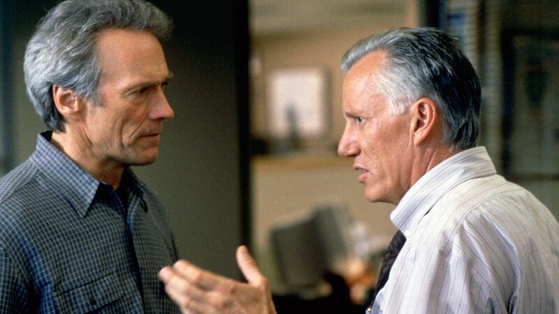 Chefredakteur Alan Mann (James Woods, re.) verhilft Steve Everett (Clint Eastwood, li.) zu einem Job. – Bild: RTL Zwei