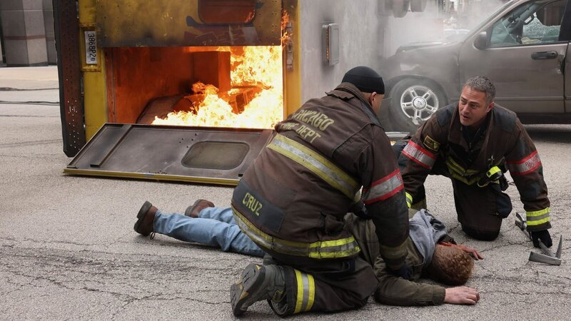 Rettung aus der Feuersbrunst: Joe Minoso als Joe Cruz (l.), Taylor Kinney als Kelly Severide (r.) – Bild: SRF/​NBC Universal
