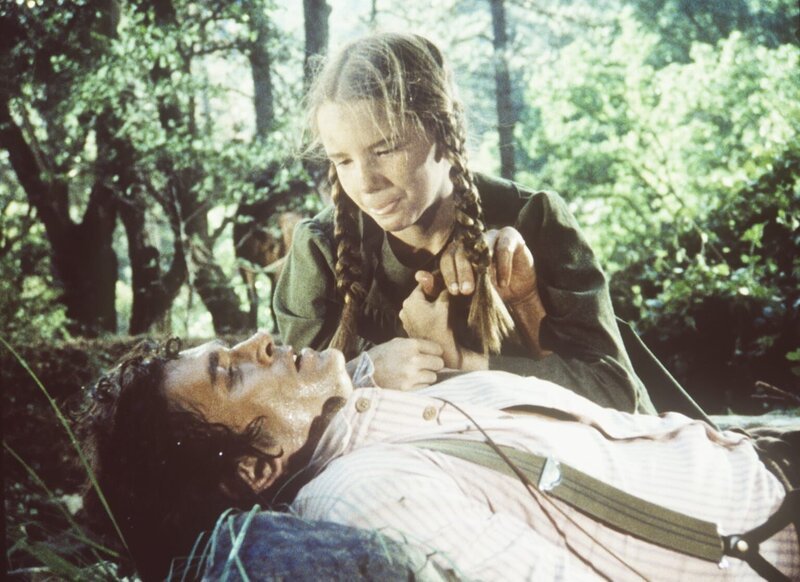 Laura (Melissa Gilbert, r.) muss den schwer verletzten Charles (Michael Landon, liegend) aus der Wildnis retten. – Bild: Worldvision Lizenzbild frei