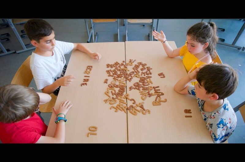 Kinder spielen mit Buchstabenkeksen: Auch wenn die Legasthenie so gut wie kein anderer Aspekt des schulischen Lernens erforscht ist, herrscht in der Wissenschaft noch immer Unklarheit über Ursachen und Behandlung. – Bild: Bildersturm Filmproduktion / Kinder spielen mit Buchstabenkeksen: Auch wenn die Legasthenie so gut wie kein anderer Aspekt des schulischen Lernens erforscht ist, herrscht in der Wissenschaft noch immer Unklarheit über Ursachen und … Kinder spielen mit Buchstabenkeksen: Auch wenn die Legasthenie so gut wie kein anderer Aspekt des schulischen Lernens erforscht ist, herrscht in der Wissenschaft noch immer Unklarheit über Ursachen und Behandlung. – Bild: Bildersturm Filmproduktion / Kinder spielen mit Buchstabenkeksen: Auch wenn die Legasthenie so gut wie kein anderer Aspekt des schulischen Lernens erforscht ist, herrscht in der Wissenschaft noch immer Unklarheit über Ursachen und …