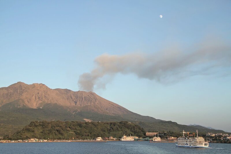 Der Vulkan Sakurajima wirft beständig Asche und Gestein in die Luft. – Bild: NDR /​ © Eikon Media/​Malte Ebers