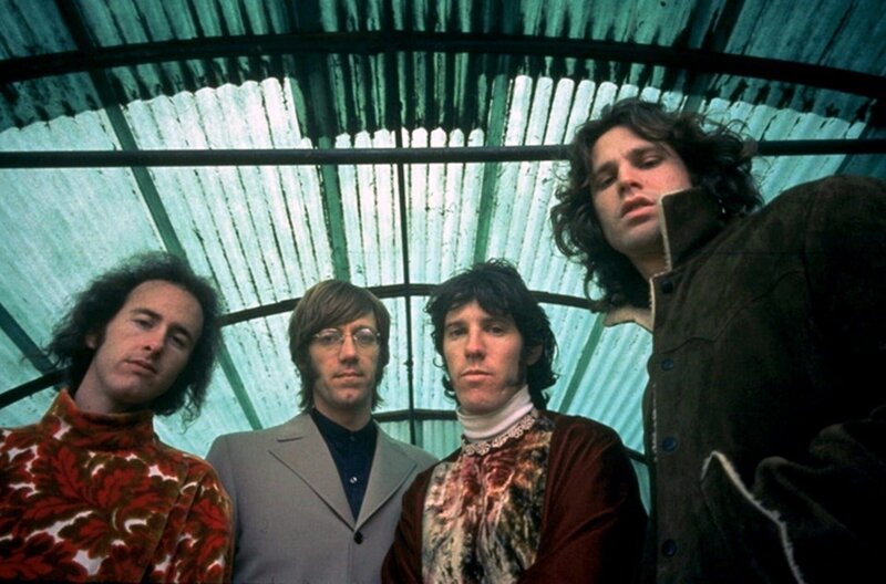 Die US-amerikanische Band „The Doors“ wurde im Sommer 1965 von Robby Krieger, Ray Manzarek, John Densmore und Jim Morrison (v.l.) gegründet. – Bild: Doors Music Co. and Rhino Entertainment Company/​A Warner Music Group Company