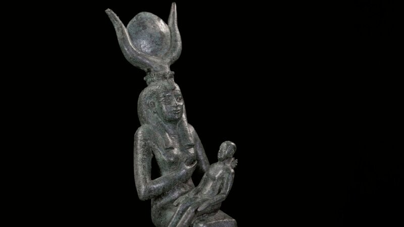 Die Mythologie um die Göttin Isis ist sehr komplex. Unter anderem gebar sie Horus, der zum König Ägyptens wurde. Daher wurden alle Herrscher als „lebender Horus“ angesehen. – Bild: THE HISTORY CHANNEL /​ © Gruppe 5 Filmproduktion GmbH