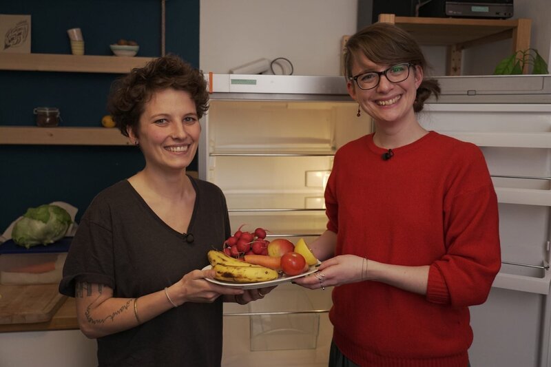 Wie lagert man die Lebensmittel richtig im Kühlschrank? Lebensmittelexpertin Nadine Kessler zeigt Biochemikerin Patrizia, wie das geht. – Bild: ZDF/​Christoph Schimmelpfennig