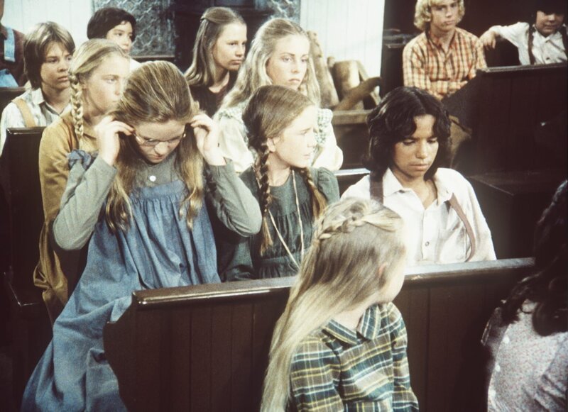 (v.l.n.r.) Mary (Melissa Sue Anderson) und Laura (Melissa Gilbert) bieten Joseph (Caesar Ramirez) einen Platz auf ihrer Schulbank an. – Bild: Worldvision Lizenzbild frei
