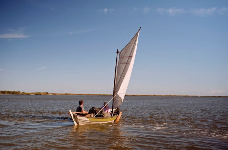 Mit einem selbstgebauten Segelboot erkunden Ben und Richie das Delta. – Bild: NDR/​Michael Höft HTTV