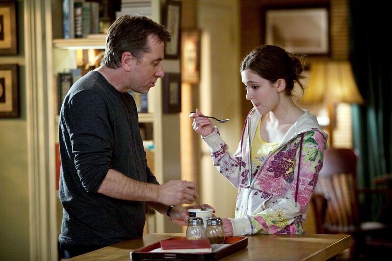 Dr. Cal Lightman (Tim Roth) kümmert sich liebevoll um seine Tochter Emily (Hayley McFarland). – Bild: RTL /​ FOX