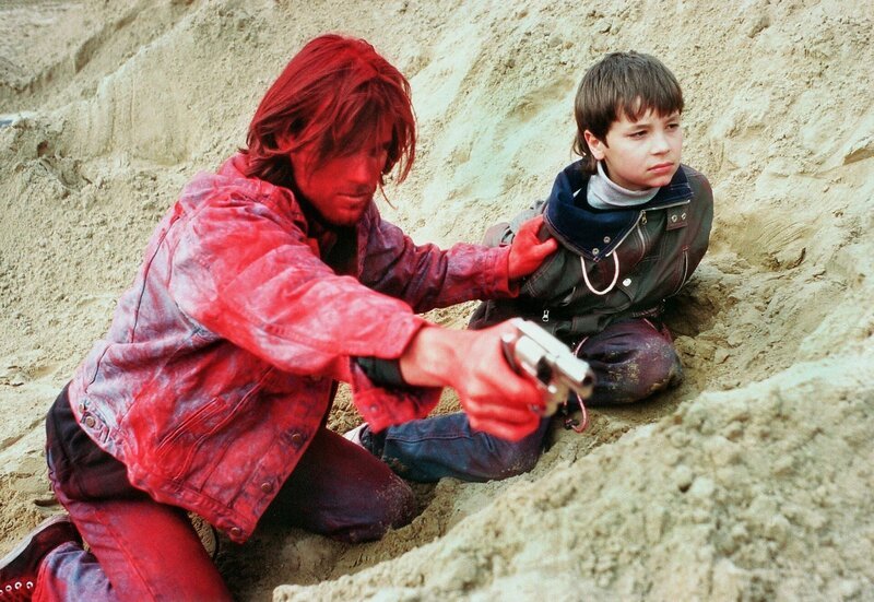 Wolf (Ralf Bauer) nimmt den 10jährigen Tommi (Thomas Rudnik) als Geisel, um seine Flucht nach dem Bankraub zu erzwingen. – Bild: MDR