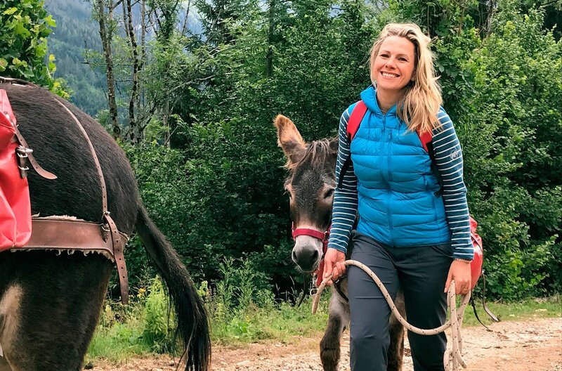 Moderatorin Andrea Grießmann und ihr Esel Villi mit dem sie auf 7-tägige Trekkingtour geht. – Bild: ZDF und WDR/​Dirk Heindrichs.