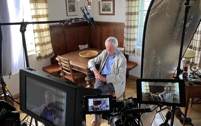 Alfred Komarek in seinem Geburtshaus in Bad Aussee. – Bild: ORF