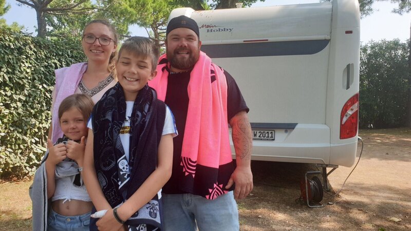 Alex, Tochter Lea, Sohn Ben und Michel. +++ – Bild: Einmal Camping, immer Camping /​ XI